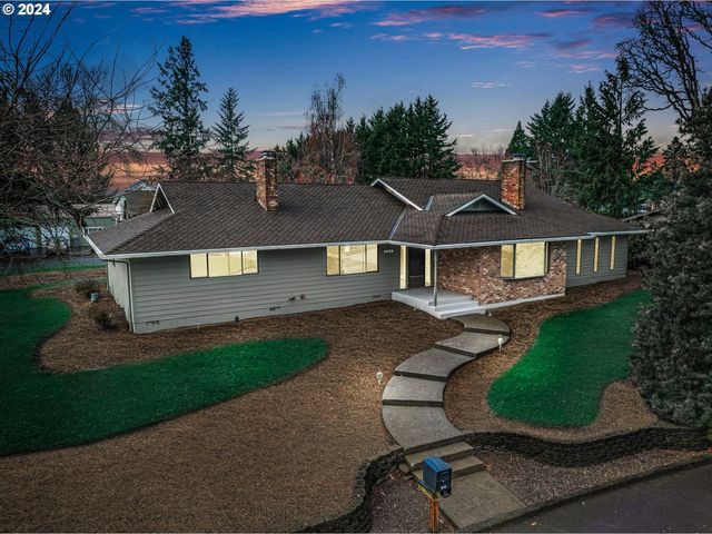 2085 NE Country Club Dr, Canby, OR 97013