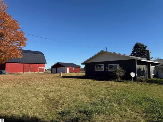 11700 N  11th Rd, Buckley, MI 49620