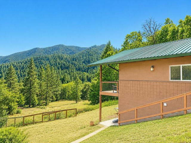 2595 E  Evans Creek Rd, Rogue River, OR 97537