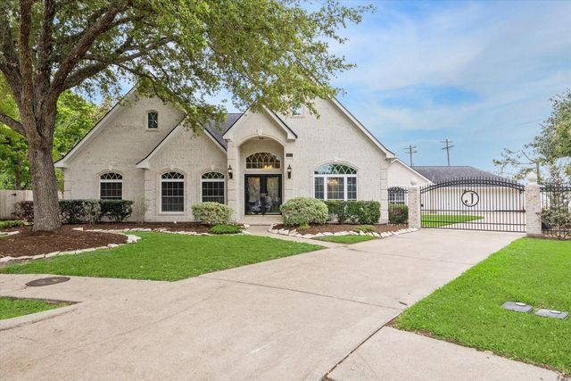 2706 Tampa St, Friendswood, TX 77546
