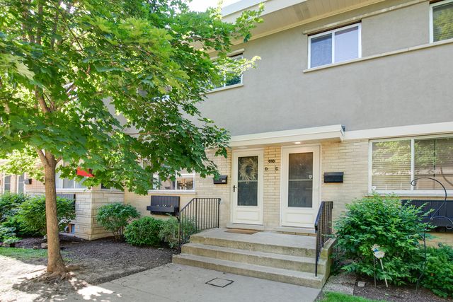 618 S  Milwaukee Ave #D, Libertyville, IL 60048