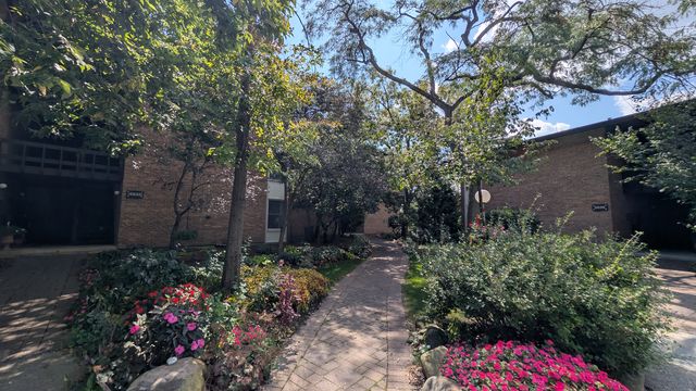 5534 E  Lake Dr #B, Lisle, IL 60532