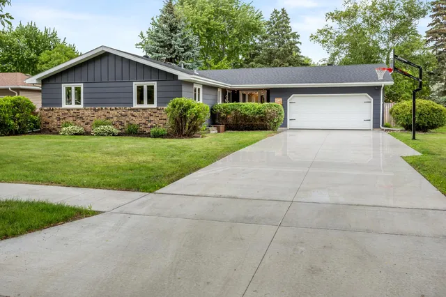 2849 Hickory St N, Fargo, ND 58102