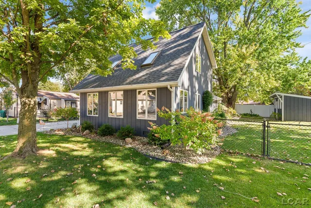 3129 Oakshade Dr, Manitou Beach, MI 49253