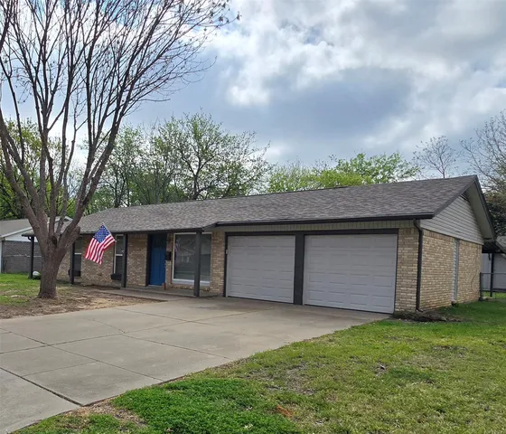 417 Lena Ln, Burleson, TX 76028