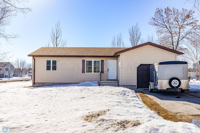 509 4th St E, Horace, ND 58047