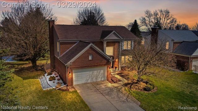 1728 Foresthill Dr, Rochester Hills, MI 48306