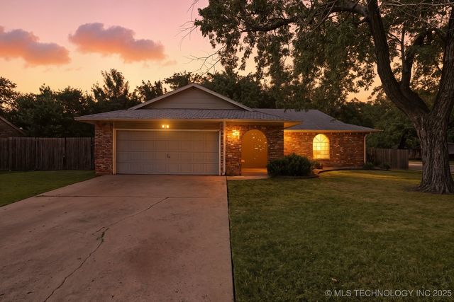 10025 E  33rd Pl, Tulsa, OK 74146