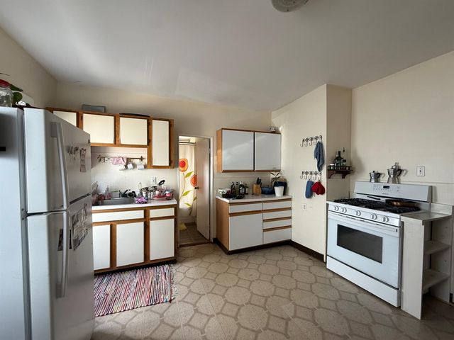 27-29 Knapp St #1, Somerville, MA 02143