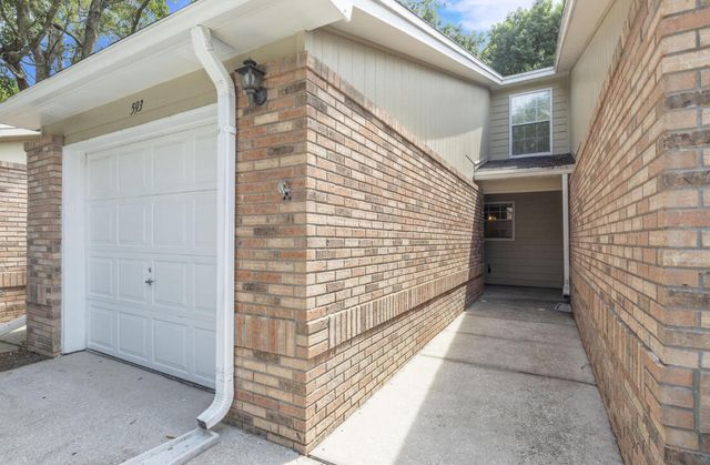 593 Emerald Ln, Fort Walton Beach, FL 32547