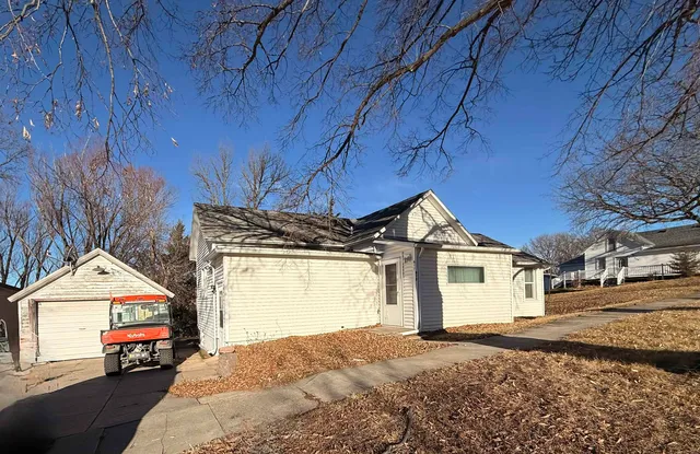 617 8th St, Wisner, NE 68791