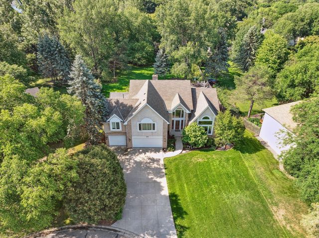 240 Cottonwood Dr, Vadnais Heights, MN 55127