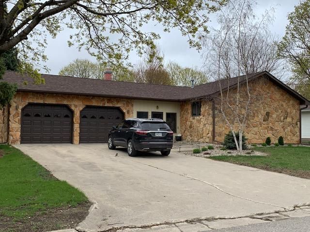 702 3rd Ave SW, West Bend, IA 50597