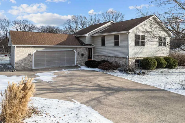 2916 44th St, Moline, IL 61265