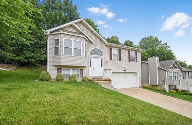 1249 Fenton Ridge Dr, Fenton, MO 63026