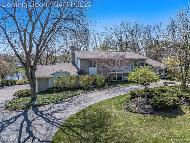 4282 Stoneleigh Rd, Bloomfield Hills, MI 48302