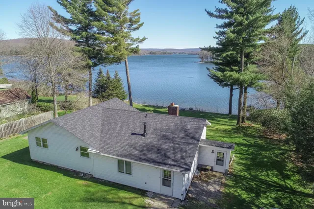 2332 Paradise Point Rd, Oakland, MD 21550