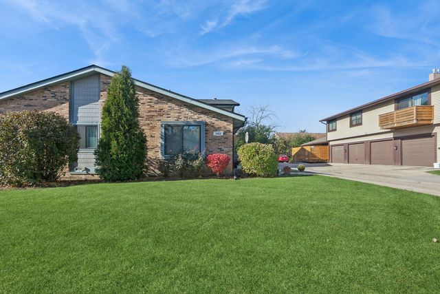 #A, Darien, IL 60561