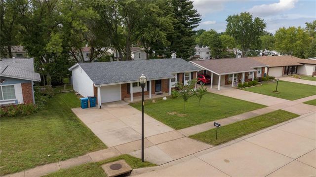 12461 Dawn Hill Dr, Maryland Heights, MO 63043