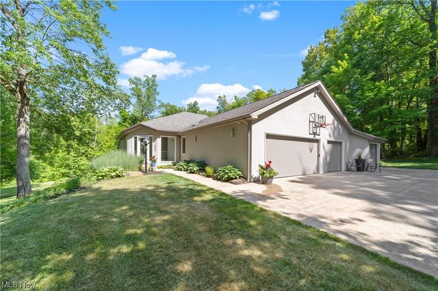 17555 Haskins Rd, Chagrin Falls, OH 44023