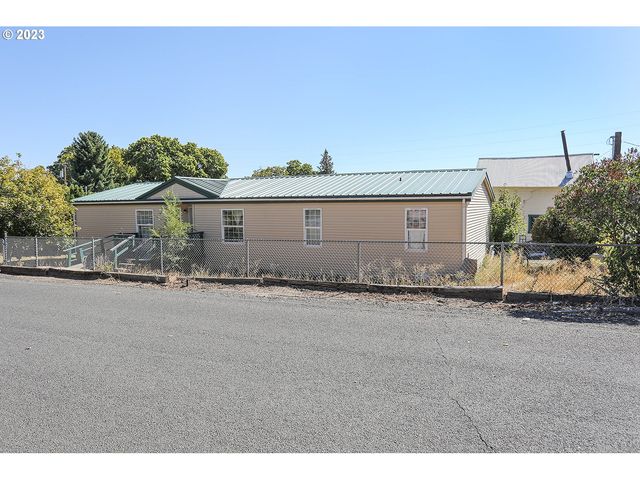 265 NW 4th St, Dufur, OR 97021