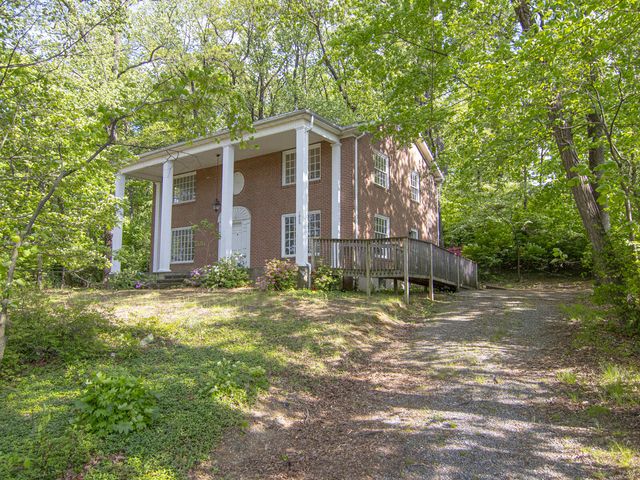 1009 Hardy Rd, Vinton, VA 24179