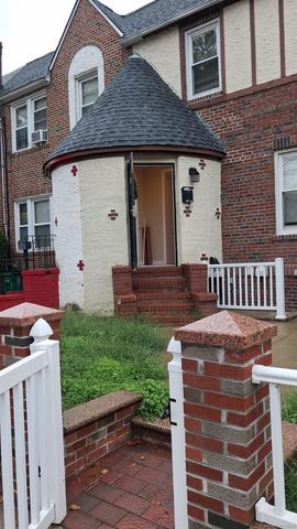 11551 203rd St, Saint Albans, NY 11412