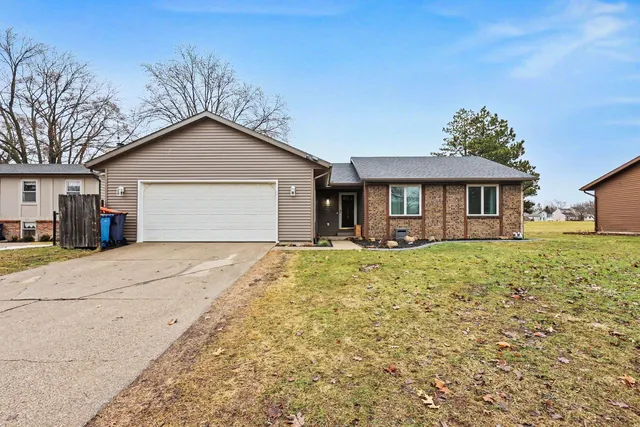 211 Orlando Ave, Holland, MI 49423