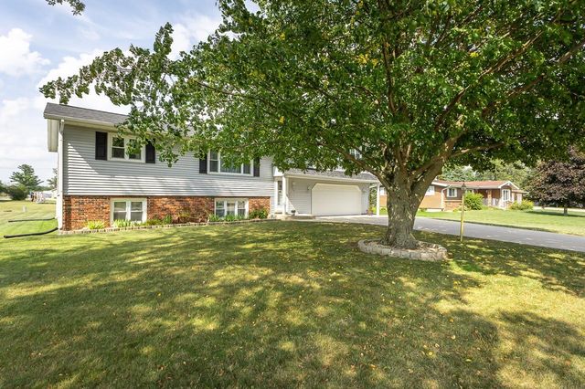 104 Crescent Dr, Manchester, IA 52057