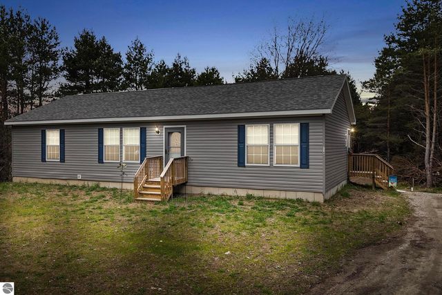 714 Saunders Rd SE, Kalkaska, MI 49646