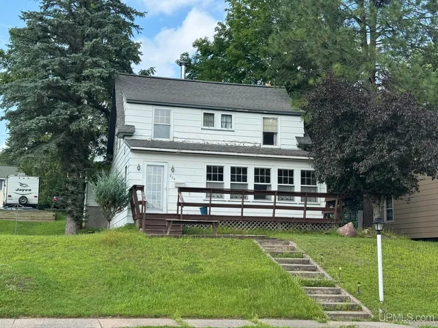 828 Cass Ave, Kingsford, MI 49802