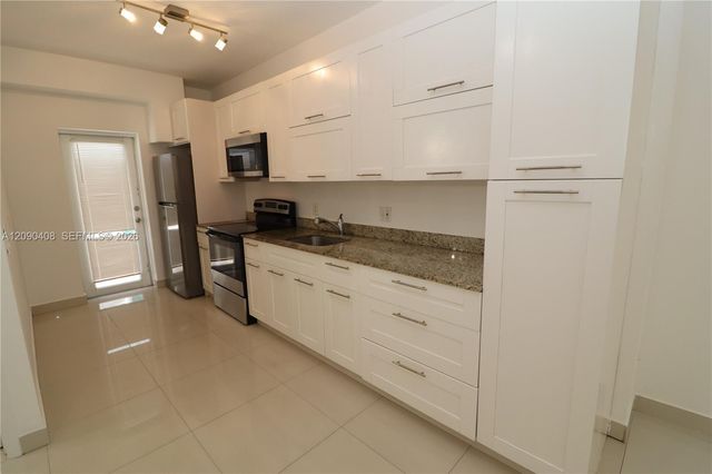 540 74th St #3, Miami Beach, FL 33141