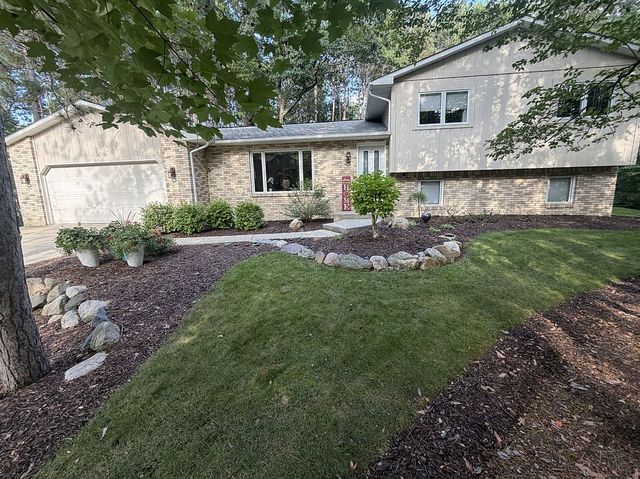 2340 N  Woodland Estates Dr, Midland, MI 48642