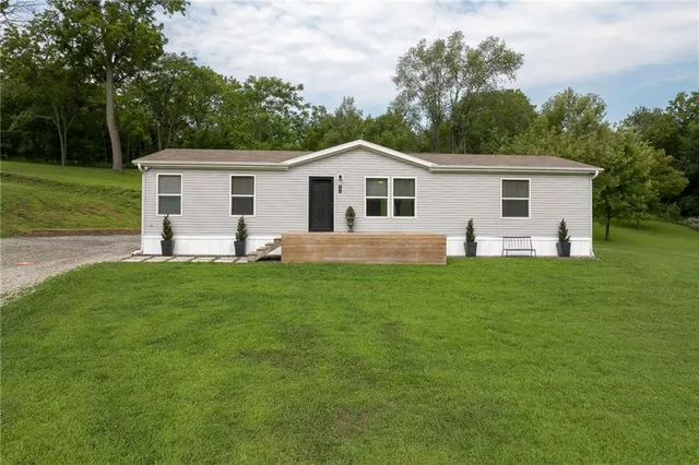 201 N  Chestnut St, Oregon, MO 64473