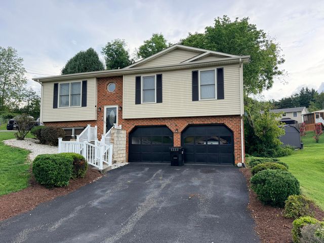 5711 Deputy Dr, Roanoke, VA 24019