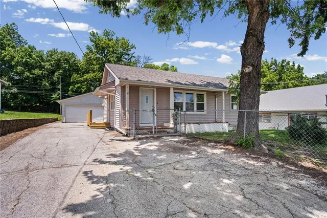1605 S  6th St, Atchison, KS 66002