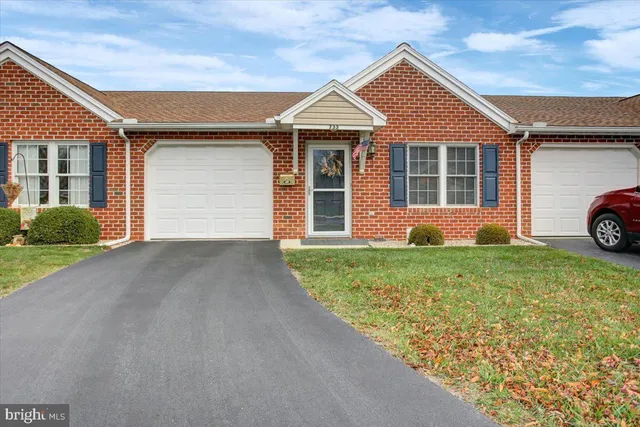 733 Fireside Dr, Shippensburg, PA 17257