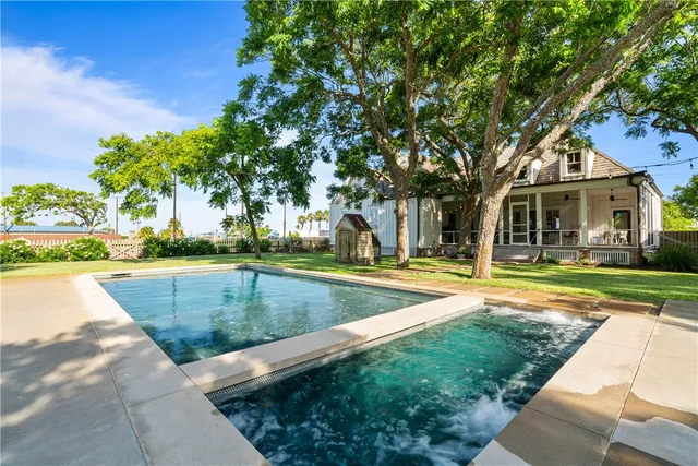 203 N  Magnolia St, Rockport, TX 78382