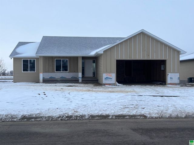 1402 Country Club Dr, Elk Point, SD 57025