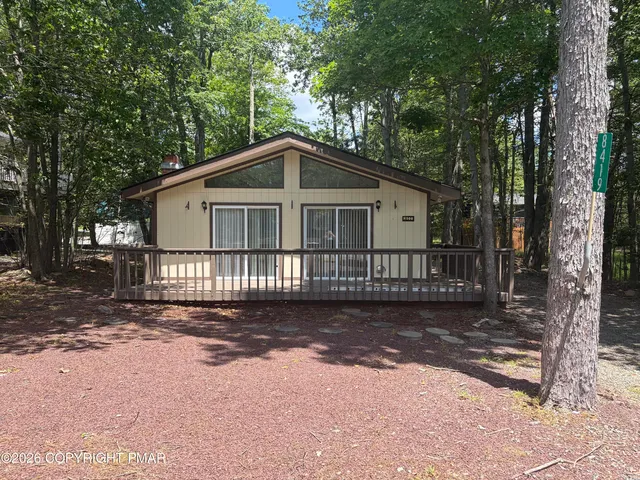 8419 Porcupine Dr, Tobyhanna, PA 18466