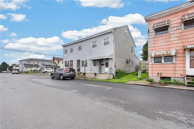 17 S  Logan St, McAdoo, PA 18237