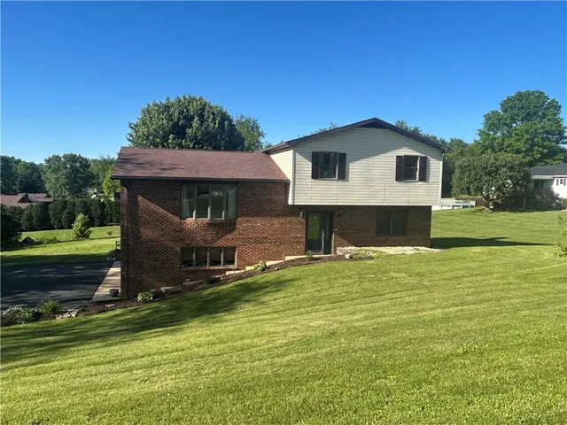 111 Longanecker Rd, Connellsville, PA 15425