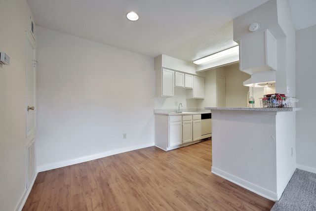 6425 Bankside Dr #a1a2a3e11, Houston, TX 77096