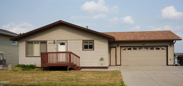 607 N  33rd St, Bismarck, ND 58501