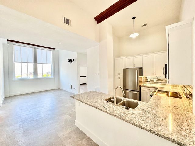 2102 Mechanic St #104, Galveston, TX 77550