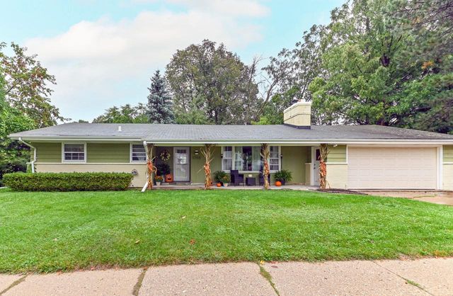 3700 South Brook PLACE, St Francis, WI 53235