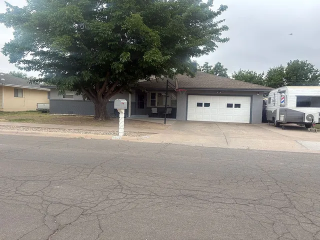 1002 Princeton Dr, Roswell, NM 88203