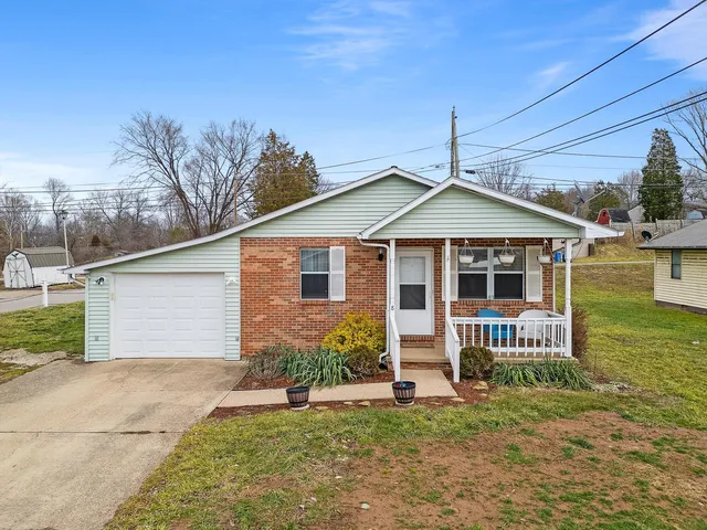 8 Cedar Dr, Barboursville, WV 25504