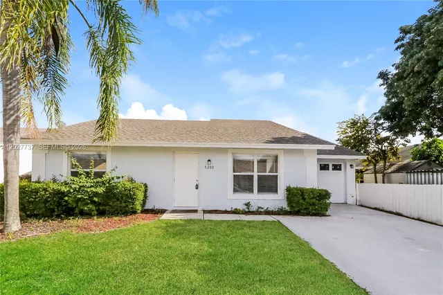 5200 Blueberry Hill Ave, Lake Worth, FL 33463