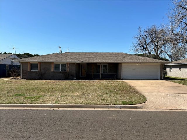 210 Kelly Dr, Moore, OK 73160